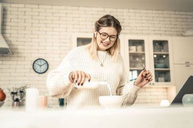 Işınlama güzel Bayan dökülen süt cam şişe