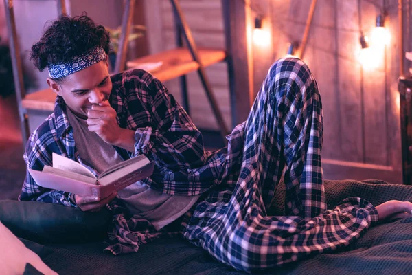 Teenager vor dem Schlafengehen eine Weile zurücklehnen und mit Vergnügen Fantasiegeschichten lesen. — Stockfoto