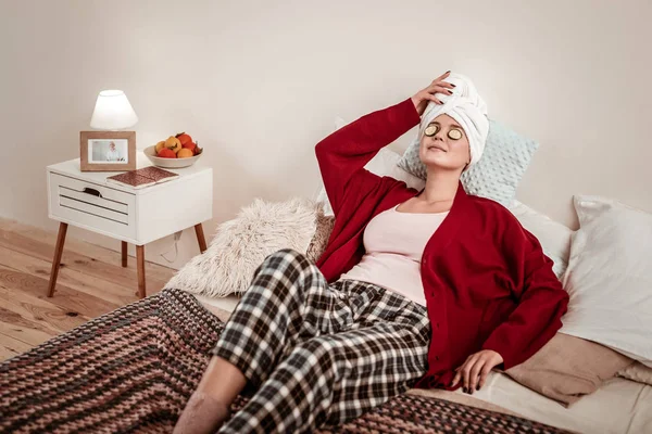 Mulher sorrindo positivo ter procedimentos de SPA em casa — Fotografia de Stock