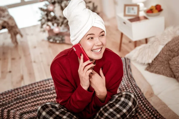 Dama alegre radiante haber hablado en su teléfono inteligente — Foto de Stock