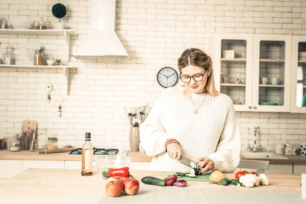 Attente jonge dame wordt geconcentreerd op voorbereiding — Stockfoto