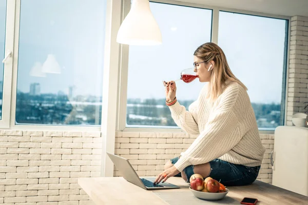 Tilltalande långhåriga lady spendera lugn kväll med vin — Stockfoto