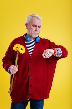 Emekli adam akıllı saat geç ev çalıştıran zamanında kontrol