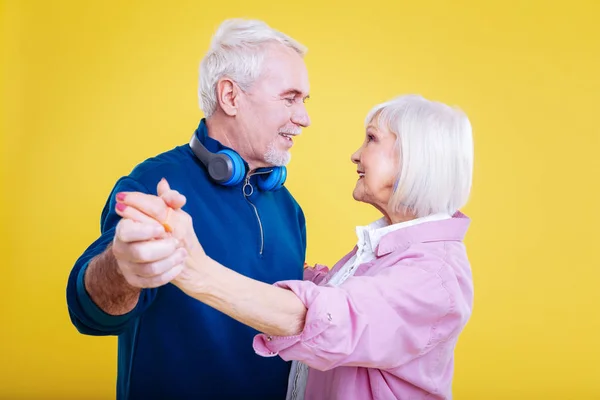 Couple retraité se sentant mémorable tout en dansant ensemble — Photo