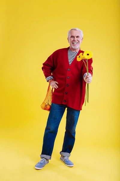 Dobrosrdečný bývalý muž dávat hospodářství slunečnice pro ženu — Stock fotografie