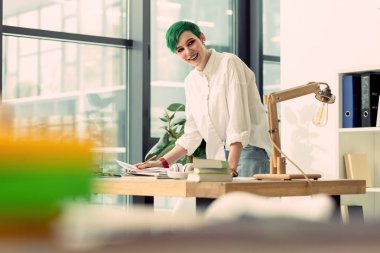 Kendi proje üzerinde çalışan güzel iyi görünümlü kadın