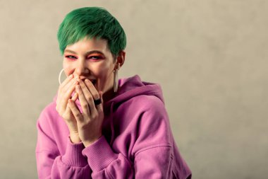 Mutlu bir yeşil saçlı kadın portresi