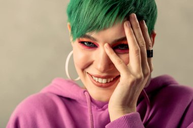 Mutlu bir yeşil saçlı kadın portresi