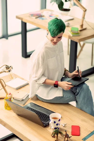 Blij mooie vrouw puttend uit een digitaal tablet — Stockfoto