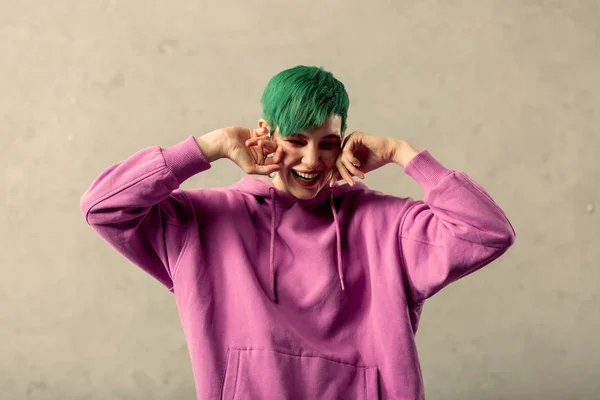 Gioiosa donna dai capelli verdi che mostra emozioni vivide — Foto Stock