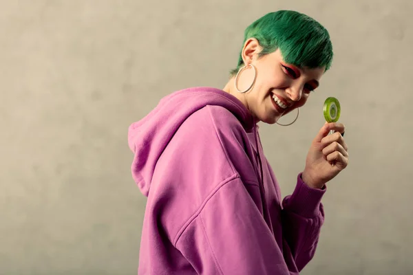 Feliz mujer positiva teniendo un delicioso aperitivo — Foto de Stock