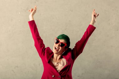 Ellerini tutan güzel mutlu kadın