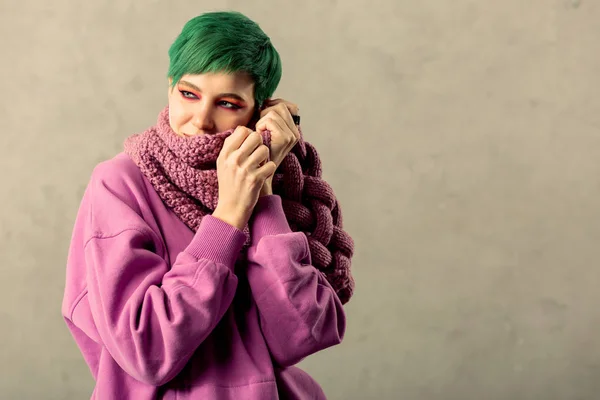 Vacker grön haired kvinna bär en bekväm scarf — Stockfoto
