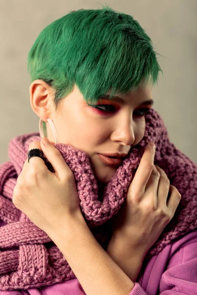 Приємна красива жінка в теплому шарфі — стокове фото