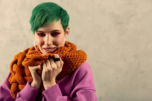 Encantada mujer de pelo verde sonriéndote —  Fotos de Stock