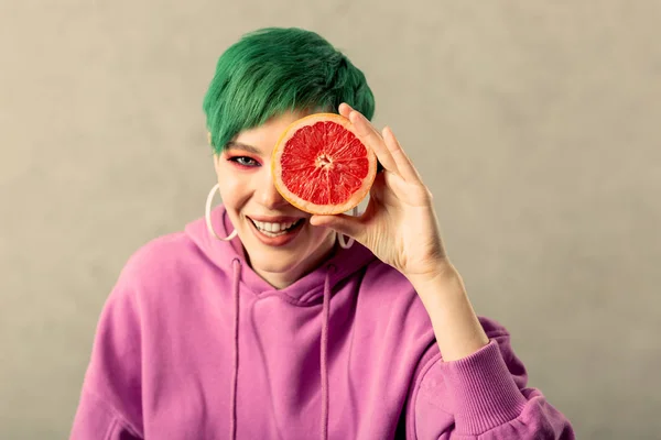 Deliziosa donna dai capelli verdi che si diverte a mangiare pompelmi — Foto Stock