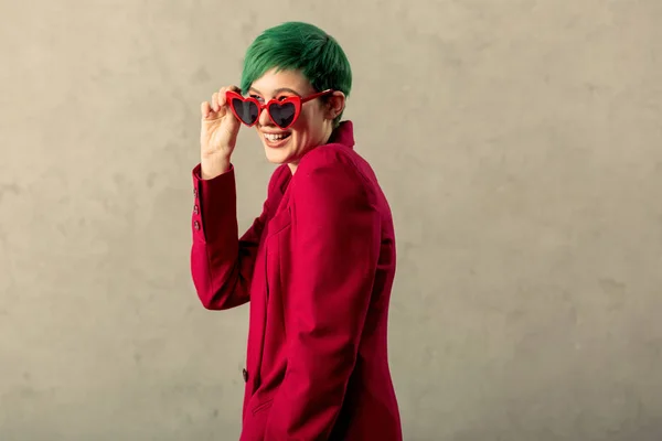 Positiv glad kvinna som står i solglasögon — Stockfoto