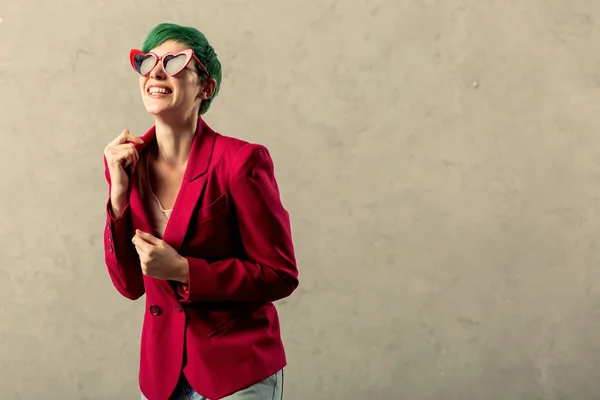 Belle belle femme touchant sa veste élégante — Photo