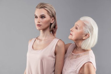 Bob saç modeli kızının yenileme gri saçlı kadın kıdemli Bakımı
