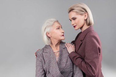 Doğrudan gözlerinin içine bakarak koyu ruj ile gülümseyen çekici kız