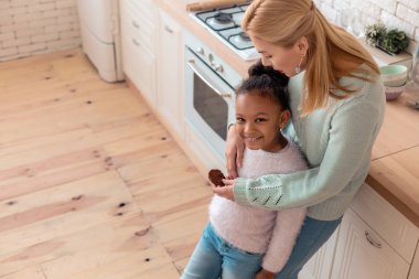 Anne ile geleneksel hafta sonu tadını çıkarırken gülümseyen kızı