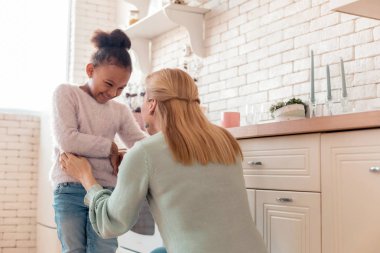 Neşeli kızı eğlenirken anneciğim gülüyor