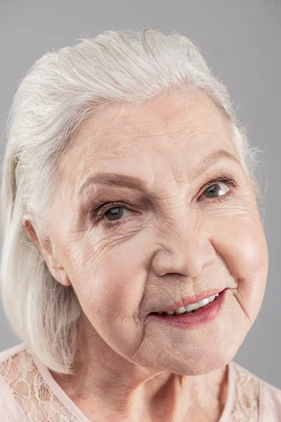 Mujer mayor de pelo blanco radiante con ojos grises — Foto de Stock