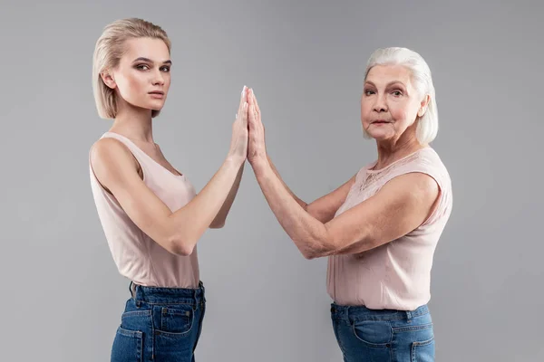 Mujeres guapas y ordenadas con tops desnudos y jeans azules — Foto de Stock