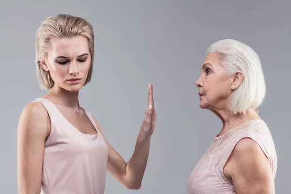 Categoric blonda femeie shutting ei mama în sus — Fotografie, imagine de stoc