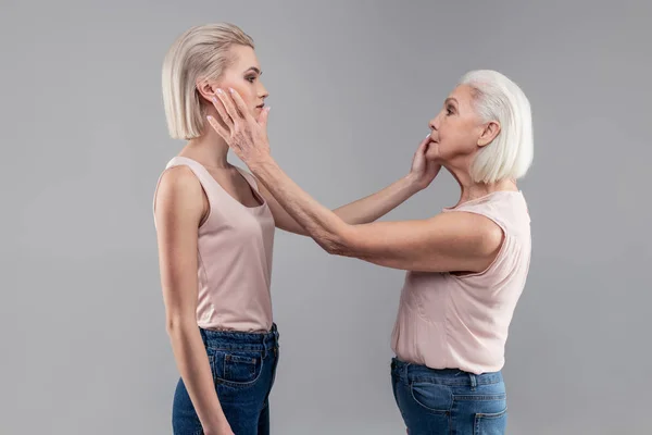 Femeile serioase cu părul scurt se inspectează reciproc. — Fotografie, imagine de stoc