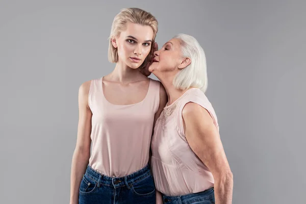 Interesat cu părul gri senior în liniște împărtășind secrete cu fiica ei — Fotografie, imagine de stoc
