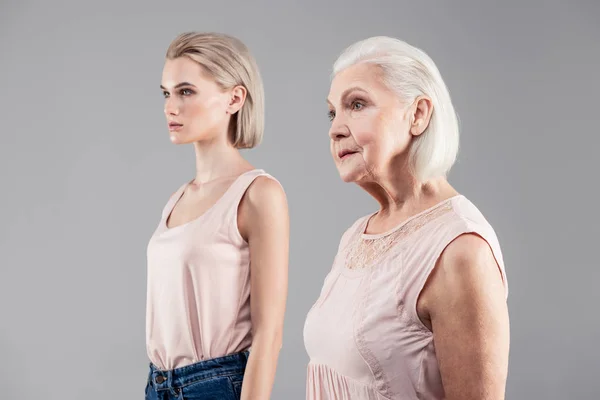 Mulheres de cabelos curtos de diferentes idades mostrando-se de lado — Fotografia de Stock