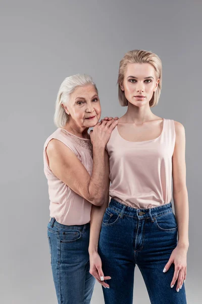 Attraente giovane modella bionda in jeans blu stretti che mostra il suo corpo — Foto Stock