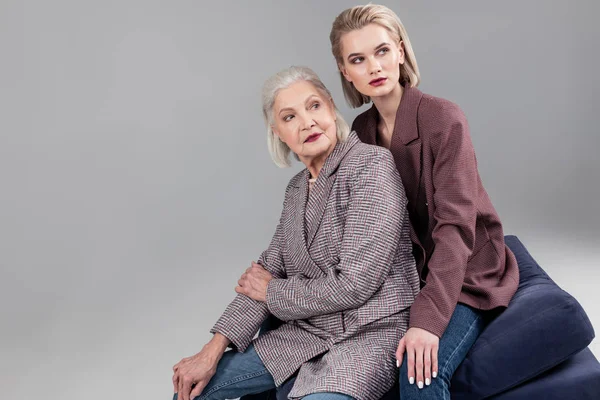 Madre e figlia indossano giacche vecchio stile e guardando da parte — Foto Stock