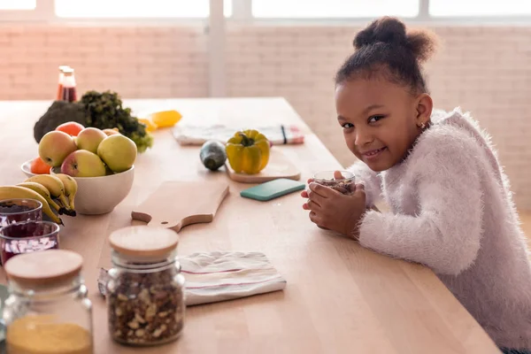 Schattig meisje lekker ontbijten voordat u gaat naar de kleuterschool — Stockfoto