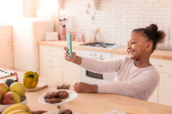 Glad söt flicka brett leende samtidigt selfie — Stockfoto