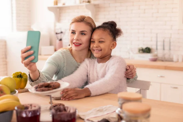 Selfie 그녀의 딸과 함께 만드는 사랑 하 고 돌보는 어머니 — 스톡 사진