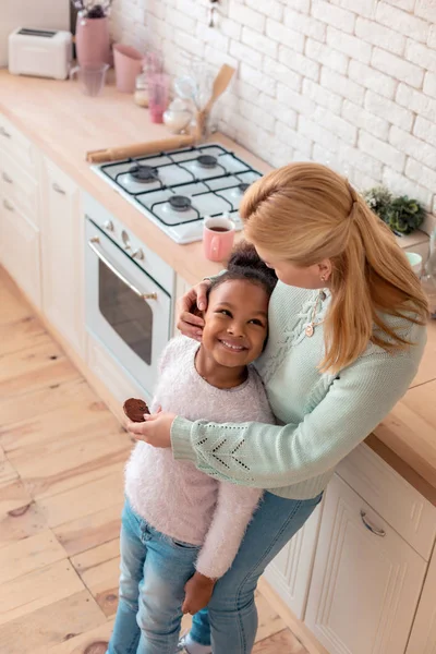 Geadopteerde dochter zeer blij met mooie moeder gevoel — Stockfoto