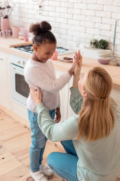 Mor och dotter mår gott efter matlagning frukost tillsammans — Stockfoto