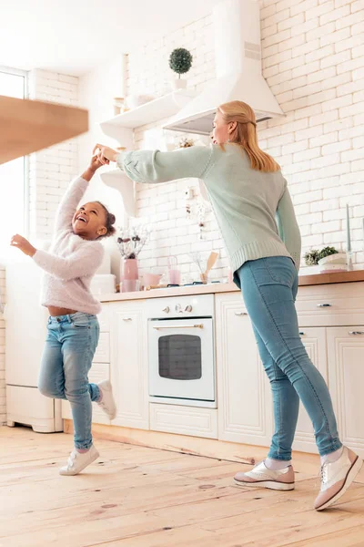Niedliche Tochter fühlt sich erstaunlich tanzen mit Mutter — Stockfoto