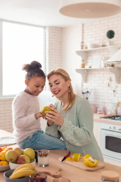 Mor och dotter mår inblandade i matlagning middag — Stockfoto