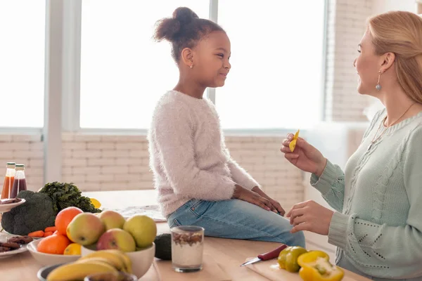 Mor och dotter känsla fin äta frukt på morgonen — Stockfoto