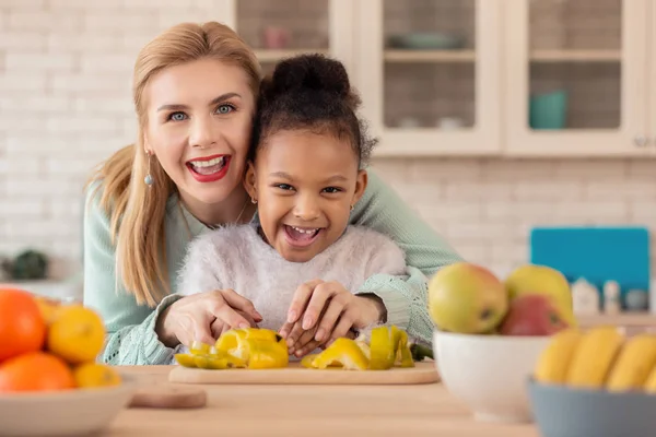 Foster mãe sentindo-se feliz cozinhar junto com sua menina — Fotografia de Stock