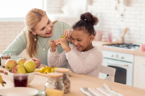 Mother and daughter having much fun cutting vegetables for salad — Stock Photo, Image