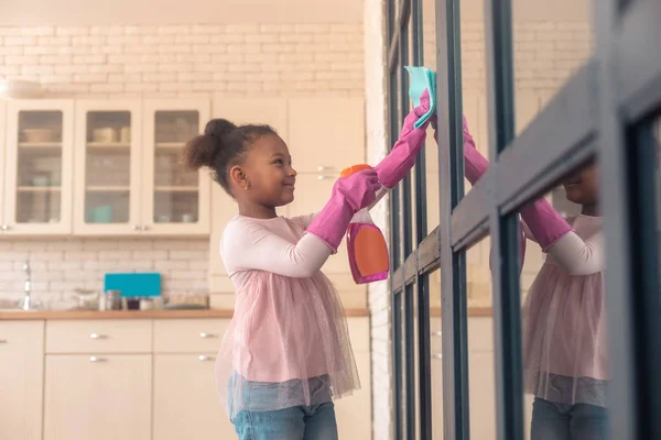 Χρήσιμες κόρη καθαρισμού η γυάλινη πόρτα στο σπίτι βοηθώντας τη μητέρα της — Φωτογραφία Αρχείου