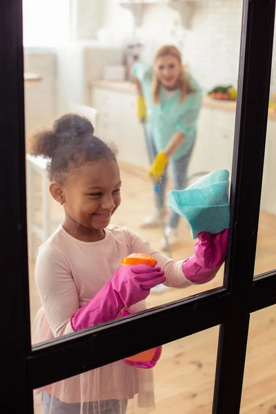 Mutter und Tochter haben am Wochenende alle Hände voll zu tun — Stockfoto