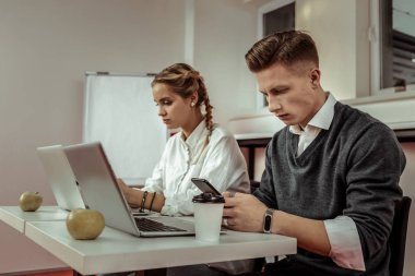 Dizüstü bilgisayarlar ile masadan yakışıklı iş arkadaşlarım odaklı