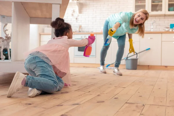 Madre e hija se divierten mucho mientras limpian la cocina — Foto de Stock