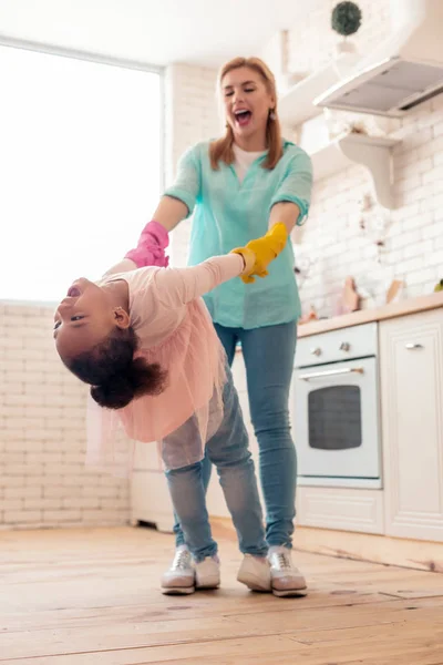 Tochter trägt rosa Bluse und verbringt Zeit mit Mutter — Stockfoto