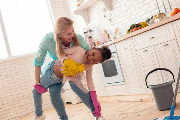 Blondhaarige Mutter hat Spaß mit strahlender süßer Tochter — Stockfoto